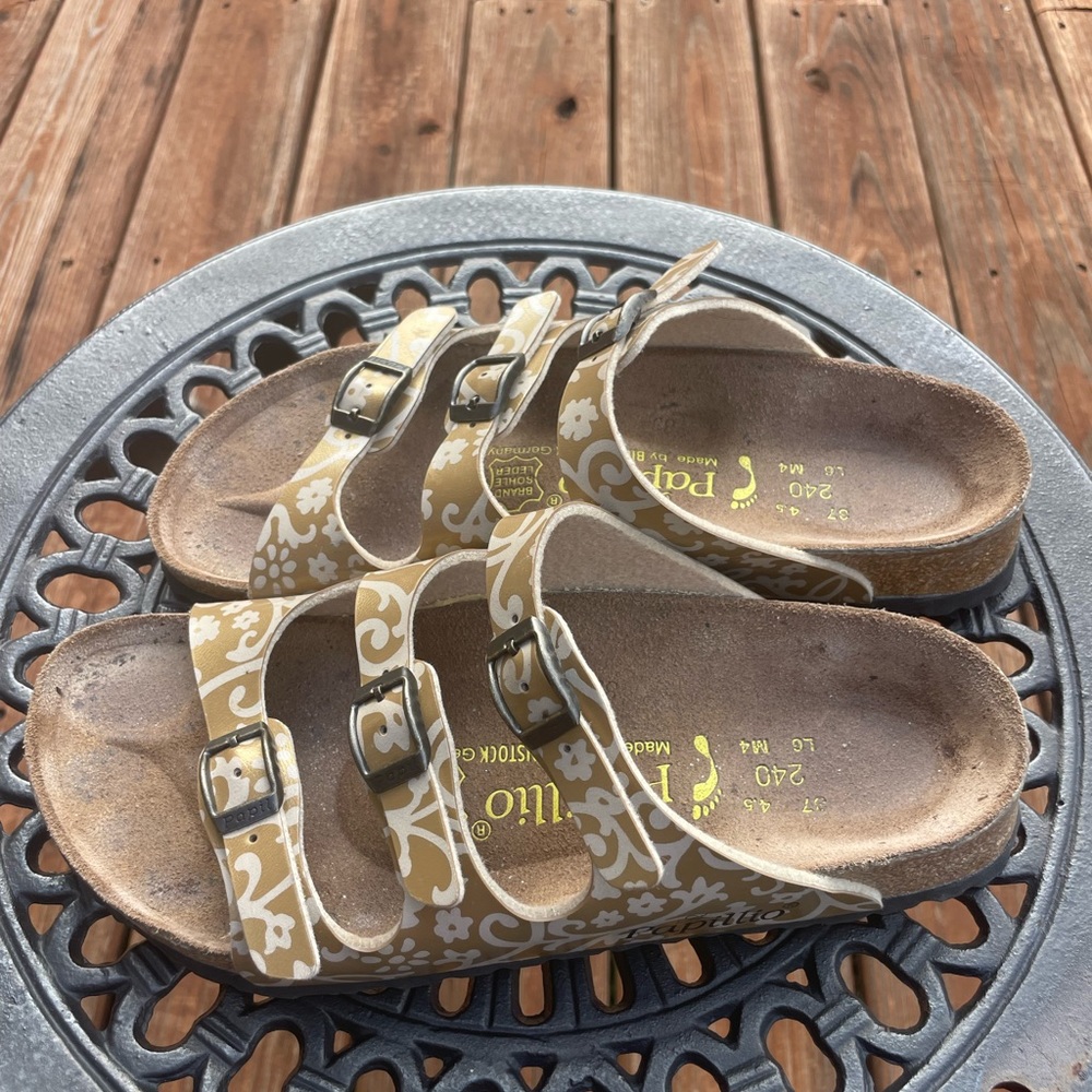 BIRKENSTOCK Papillio 3-Strap Floral Print
Gold & White Leather Sandals Size 6